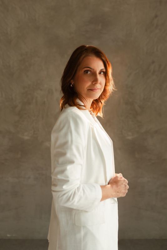Grazi Amaral, fundadora da AMA MKT, de blazer branco